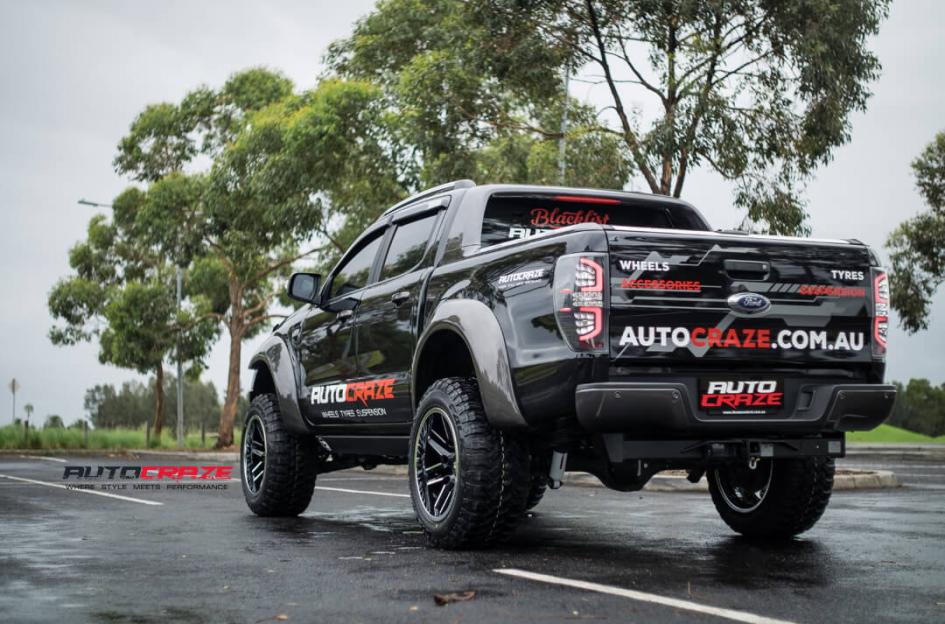 FORD RANGER MO202 GLOSS BLACK MACHINED CENTRE W CHROME LIP
